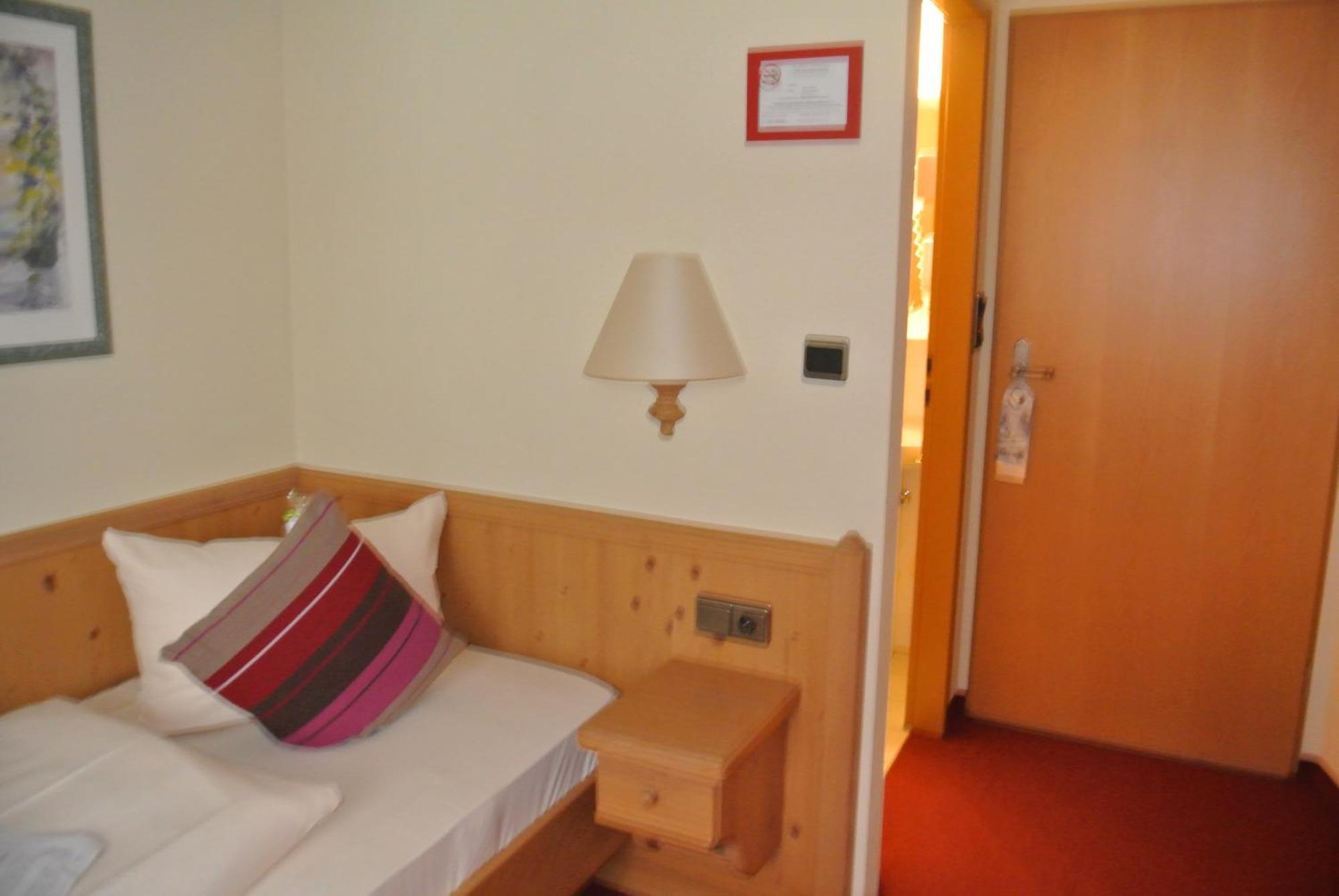 Akzent Hotel Am Bach Dettelbach Rum bild