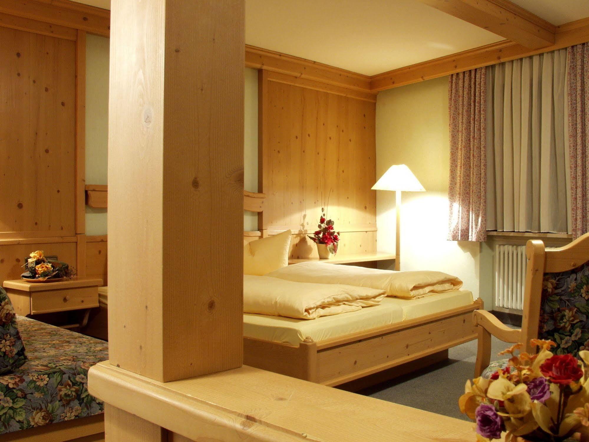Akzent Hotel Am Bach Dettelbach Exteriör bild